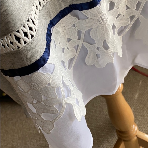 The wonderful top for lunch, just add jeans and out the door! - Picture 3 of 5